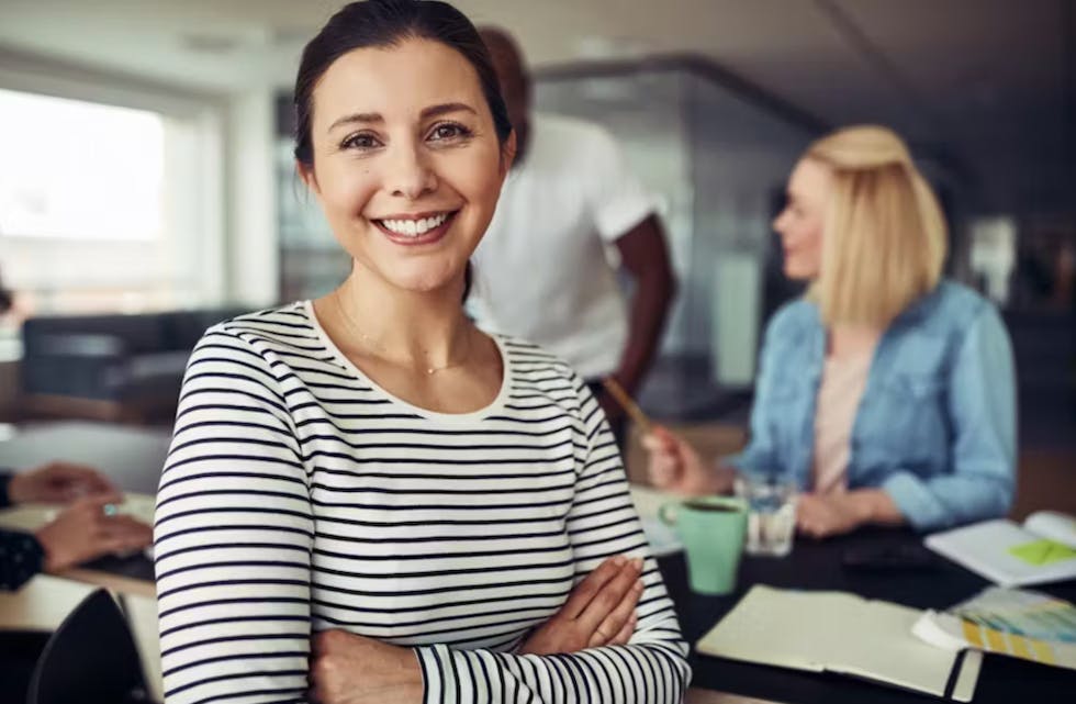 Ung kvinne ser i kamera